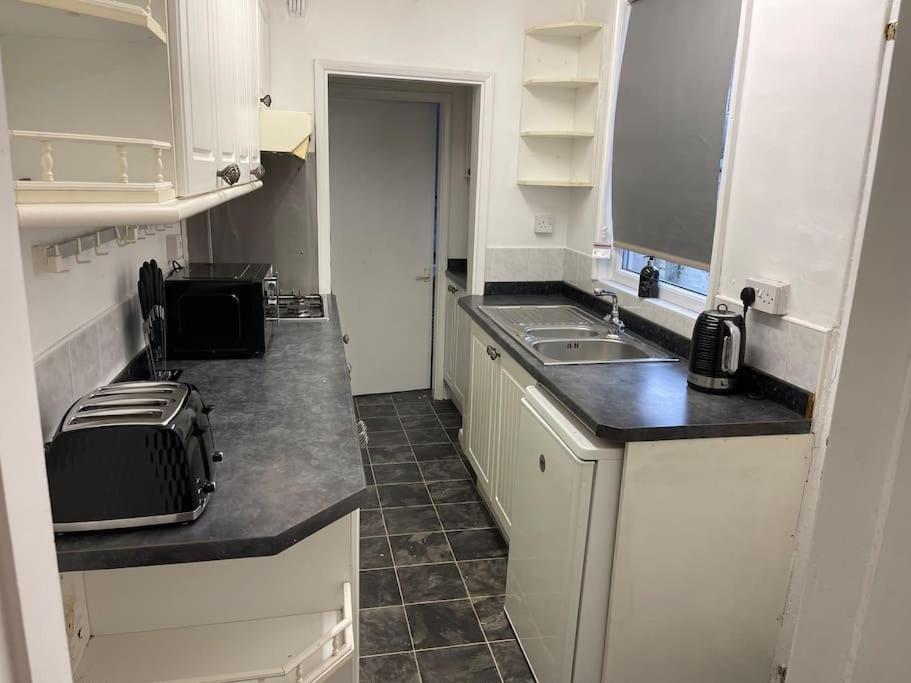 3 Bedrooms Comfortable Home With Jacuzzi Hot Tub Sleeps 10 Leicester Exteriör bild