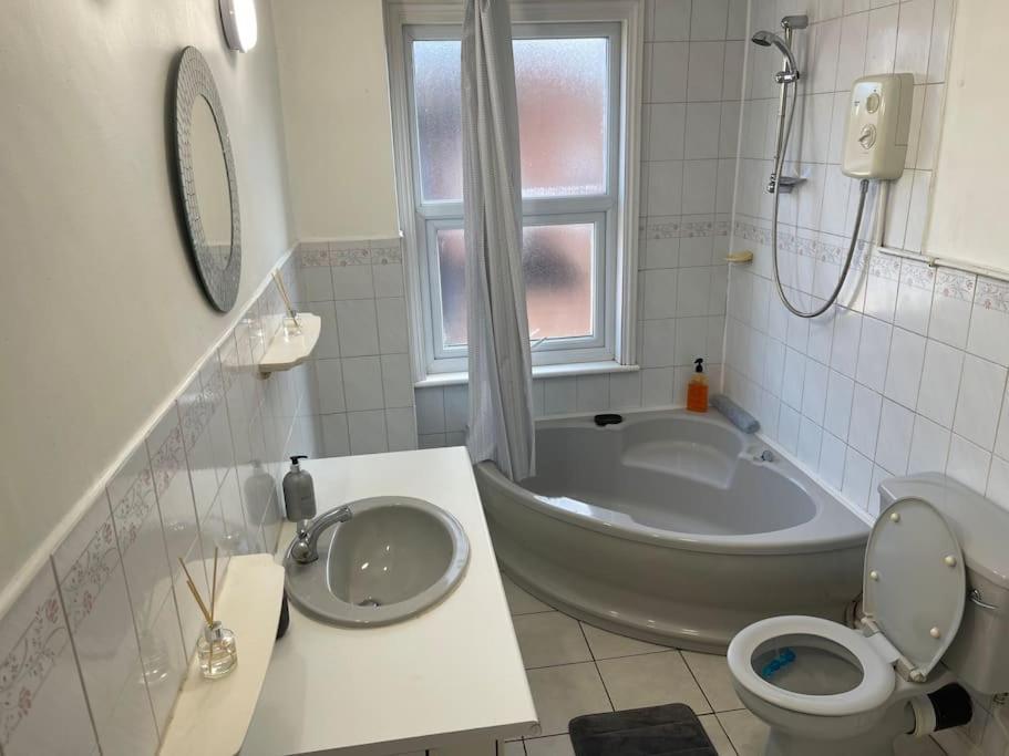 3 Bedrooms Comfortable Home With Jacuzzi Hot Tub Sleeps 10 Leicester Exteriör bild