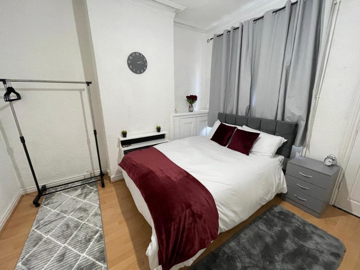 3 Bedrooms Comfortable Home With Jacuzzi Hot Tub Sleeps 10 Leicester Exteriör bild
