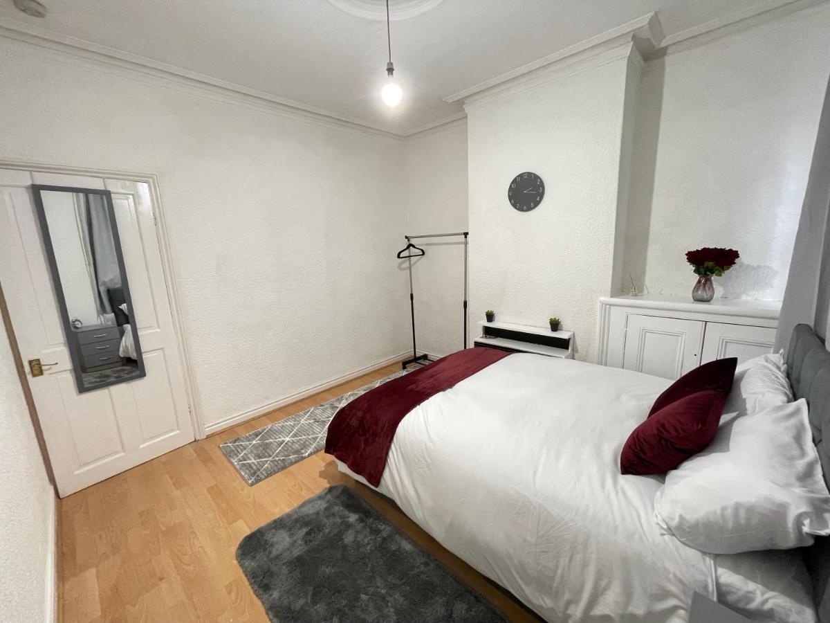 3 Bedrooms Comfortable Home With Jacuzzi Hot Tub Sleeps 10 Leicester Exteriör bild
