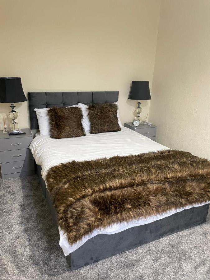 3 Bedrooms Comfortable Home With Jacuzzi Hot Tub Sleeps 10 Leicester Exteriör bild