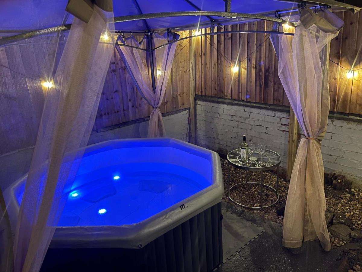 3 Bedrooms Comfortable Home With Jacuzzi Hot Tub Sleeps 10 Leicester Exteriör bild
